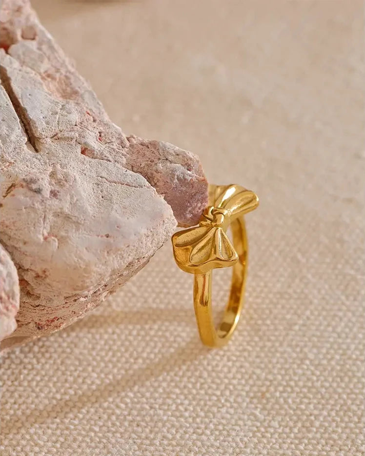 Anel_Feminino_JUVICI_Delicado_de_Laço_em_Ouro_18k