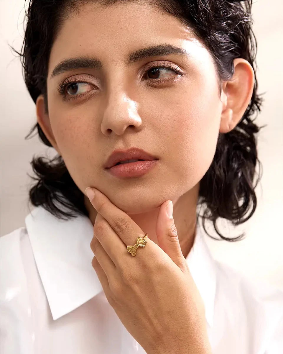 Anel_Feminino_JUVICI_Delicado_de_Laço_em_Ouro_18k
