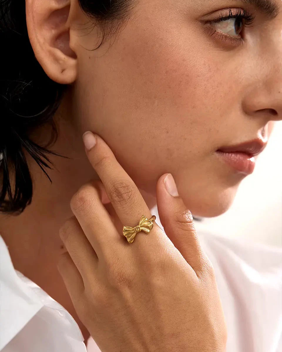 Anel_Feminino_JUVICI_Delicado_de_Laço_em_Ouro_18k