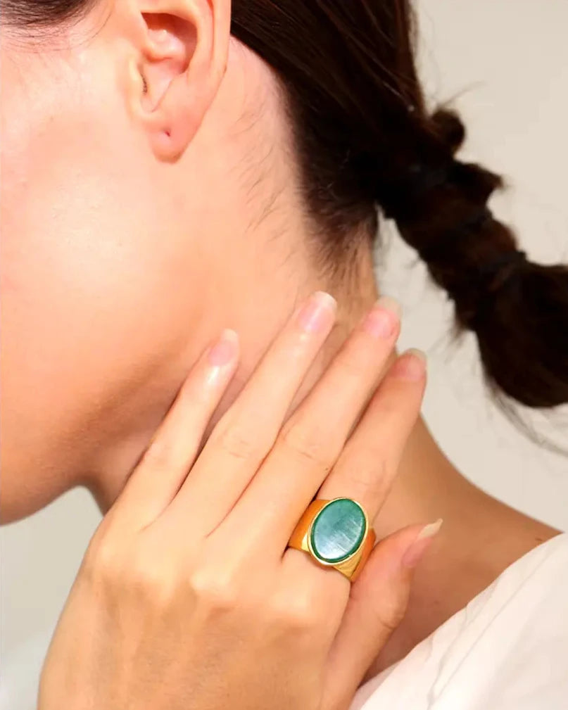 Anel_Feminino_JUVICI_Grande_Pedra_Natural_em_Ouro_18k