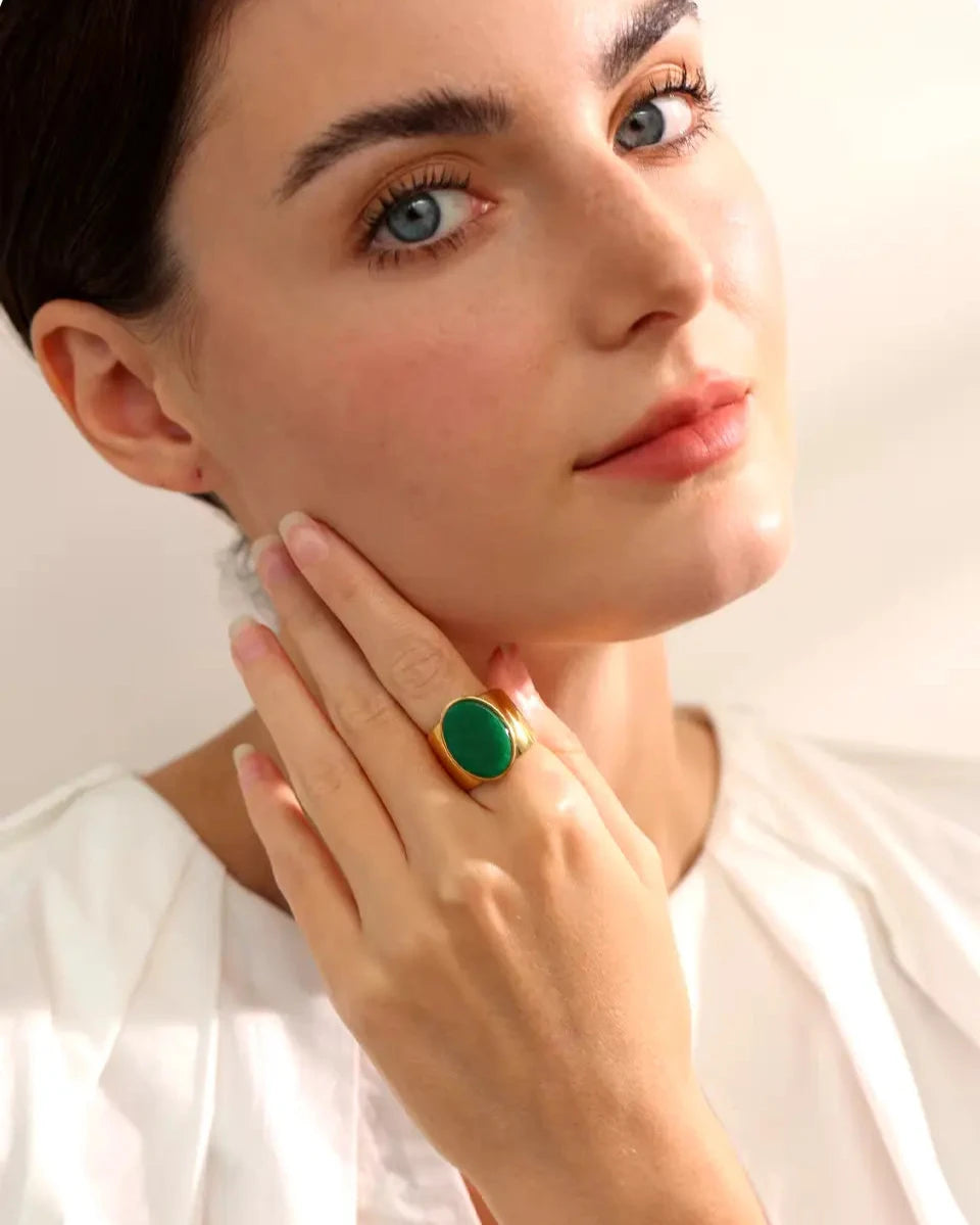 Anel_Feminino_JUVICI_Grande_Pedra_Natural_em_Ouro_18k