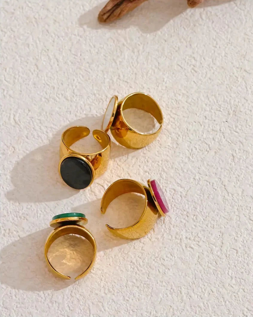 Anel_Feminino_JUVICI_Grande_Pedra_Natural_em_Ouro_18k