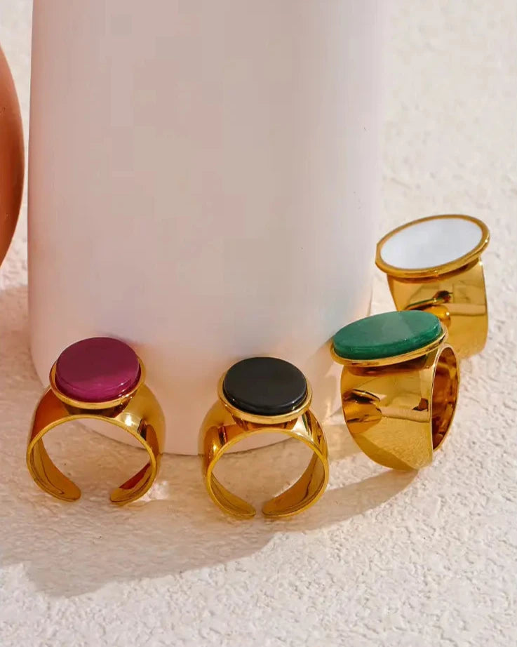Anel_Feminino_JUVICI_Grande_Pedra_Natural_em_Ouro_18k