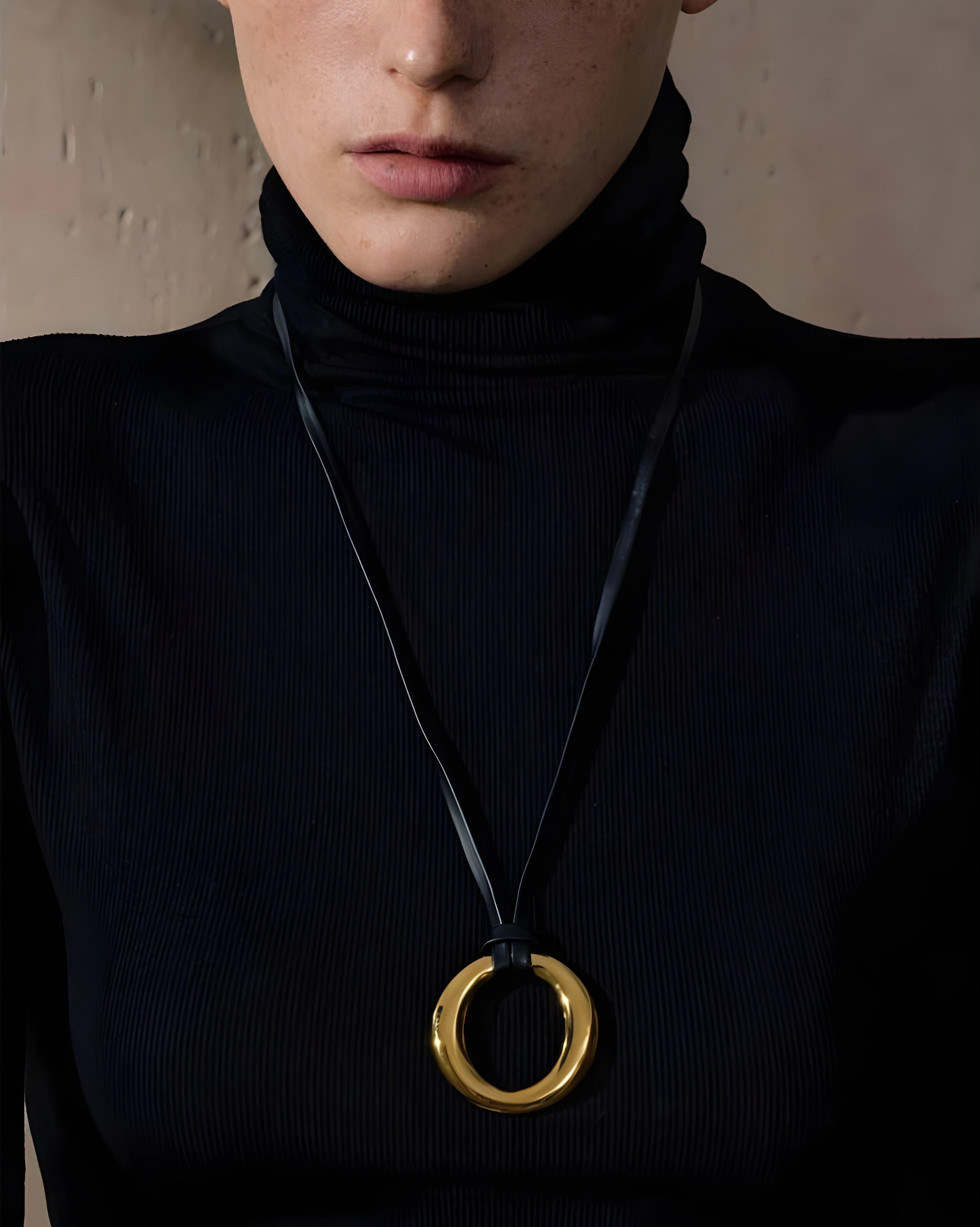 Colar Round Cordão de Couro