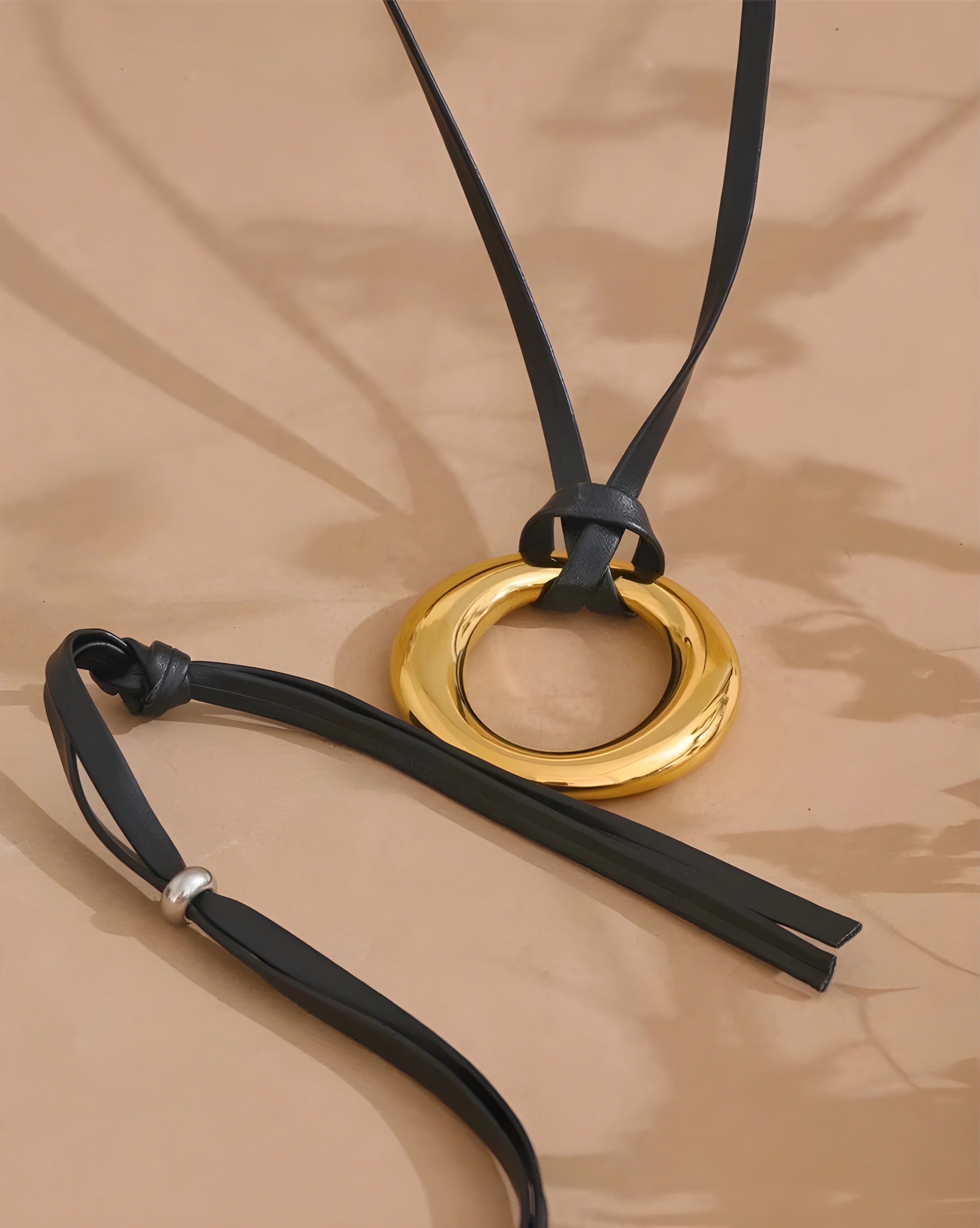 Colar Round Cordão de Couro