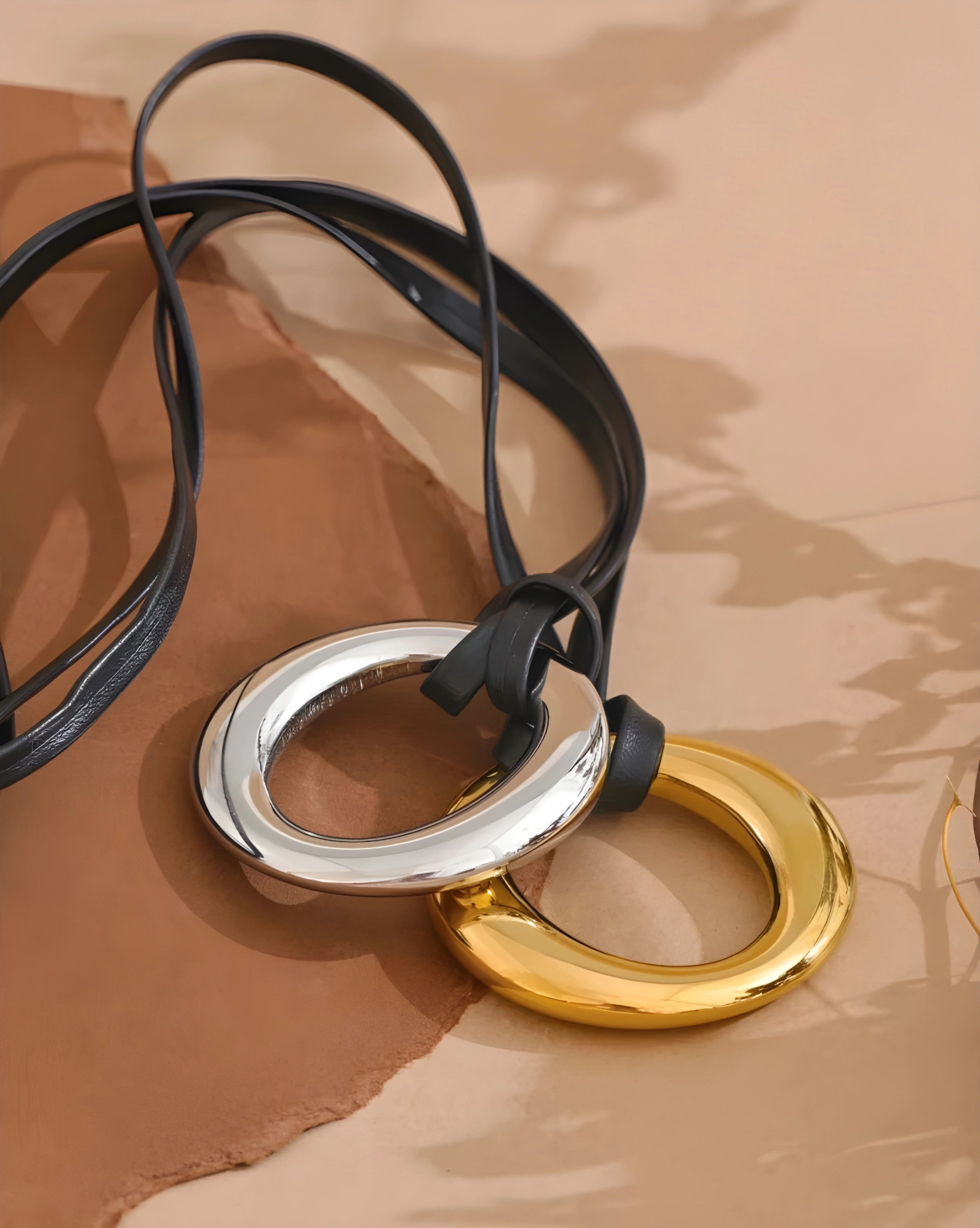 Colar Round Cordão de Couro