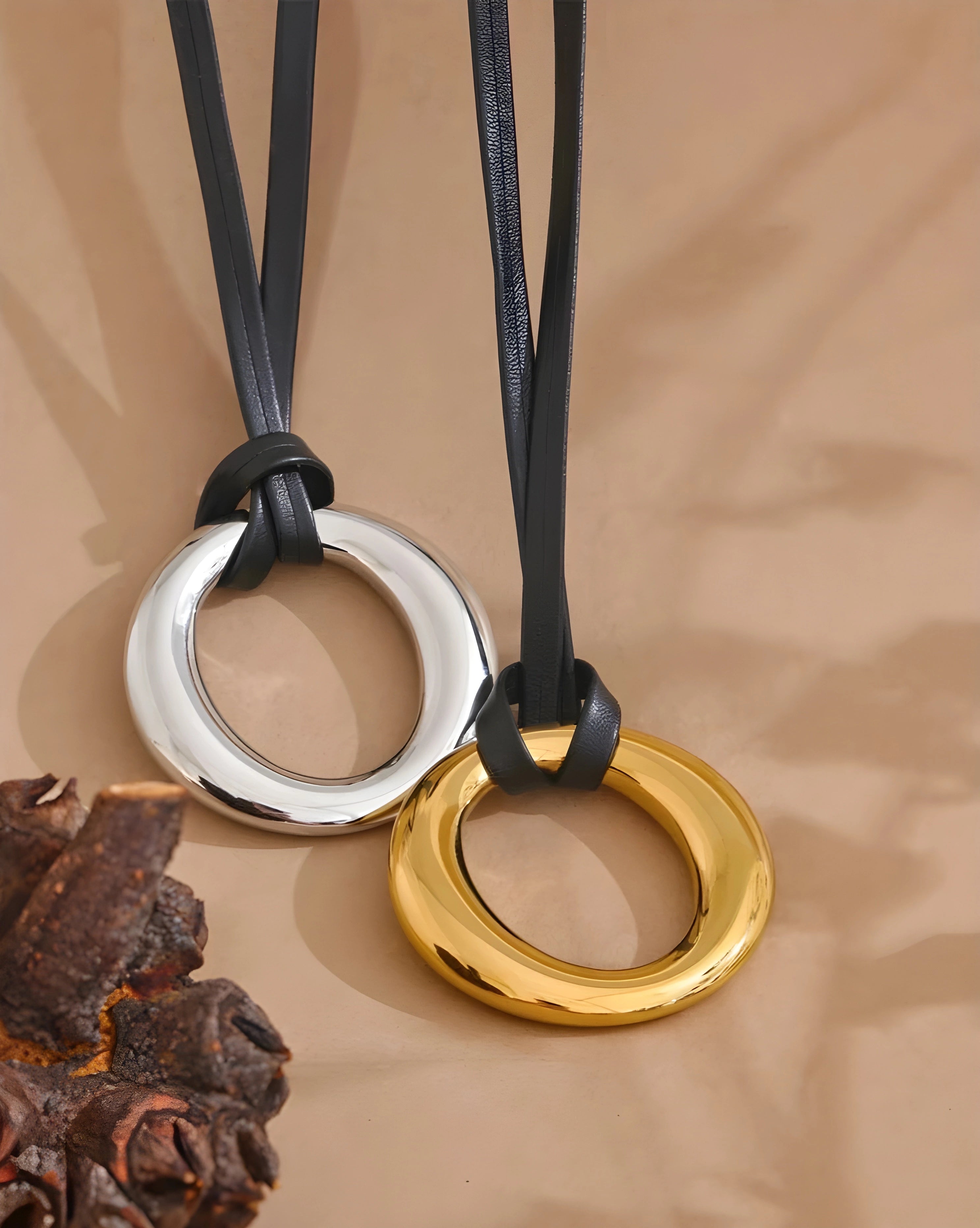 Colar Round Cordão de Couro