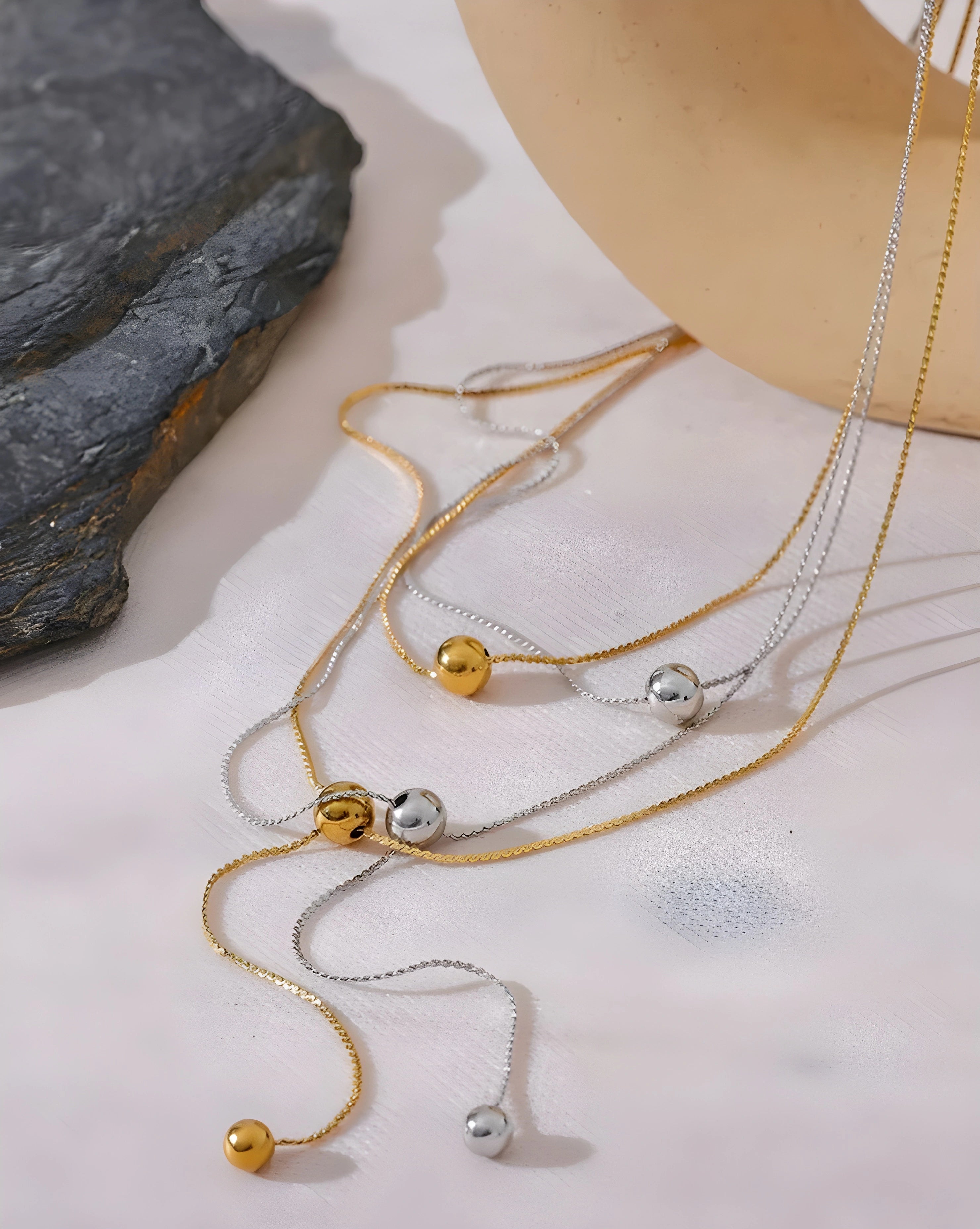 Colar Gravatinha Duplo Esferas