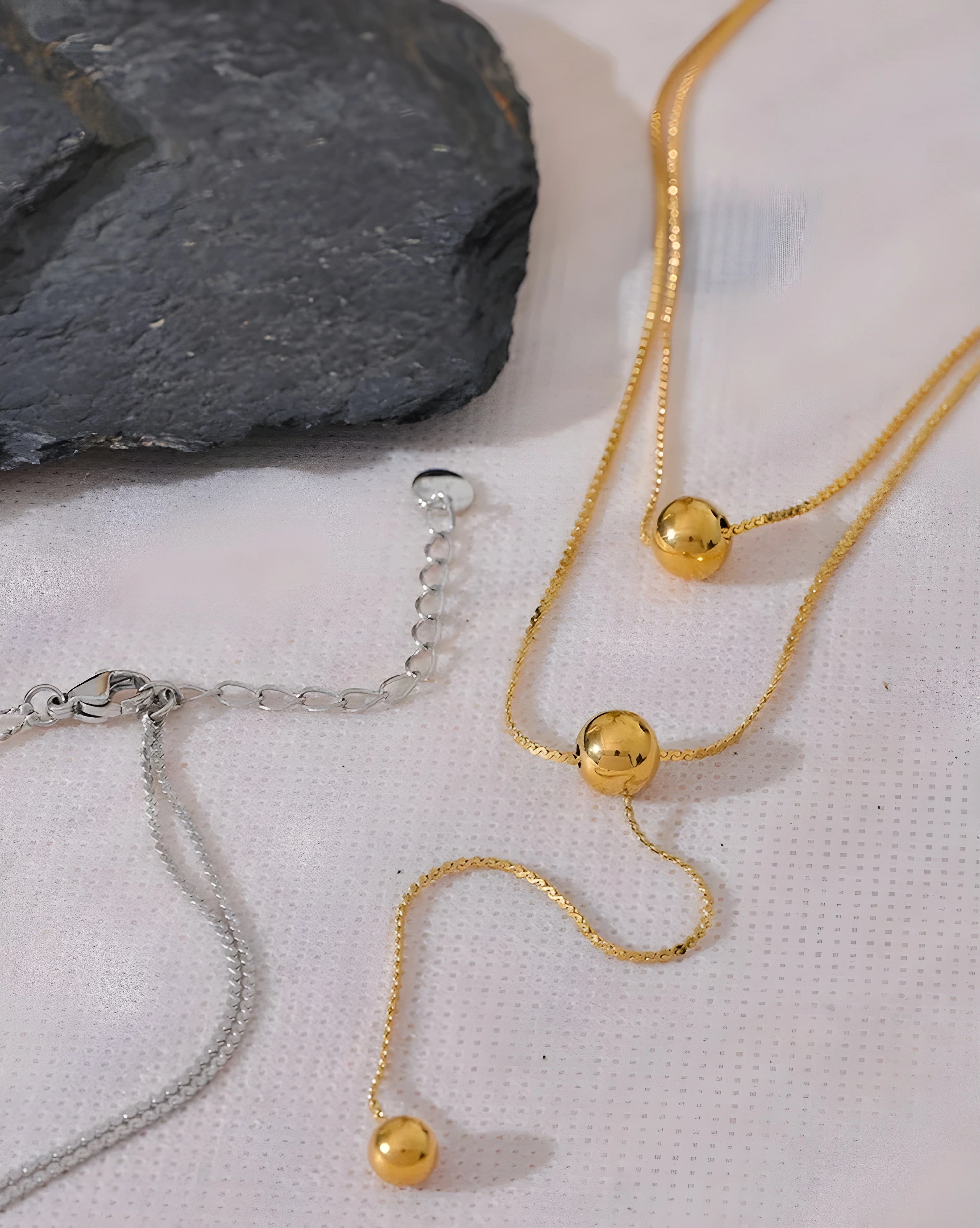 Colar Gravatinha Duplo Esferas