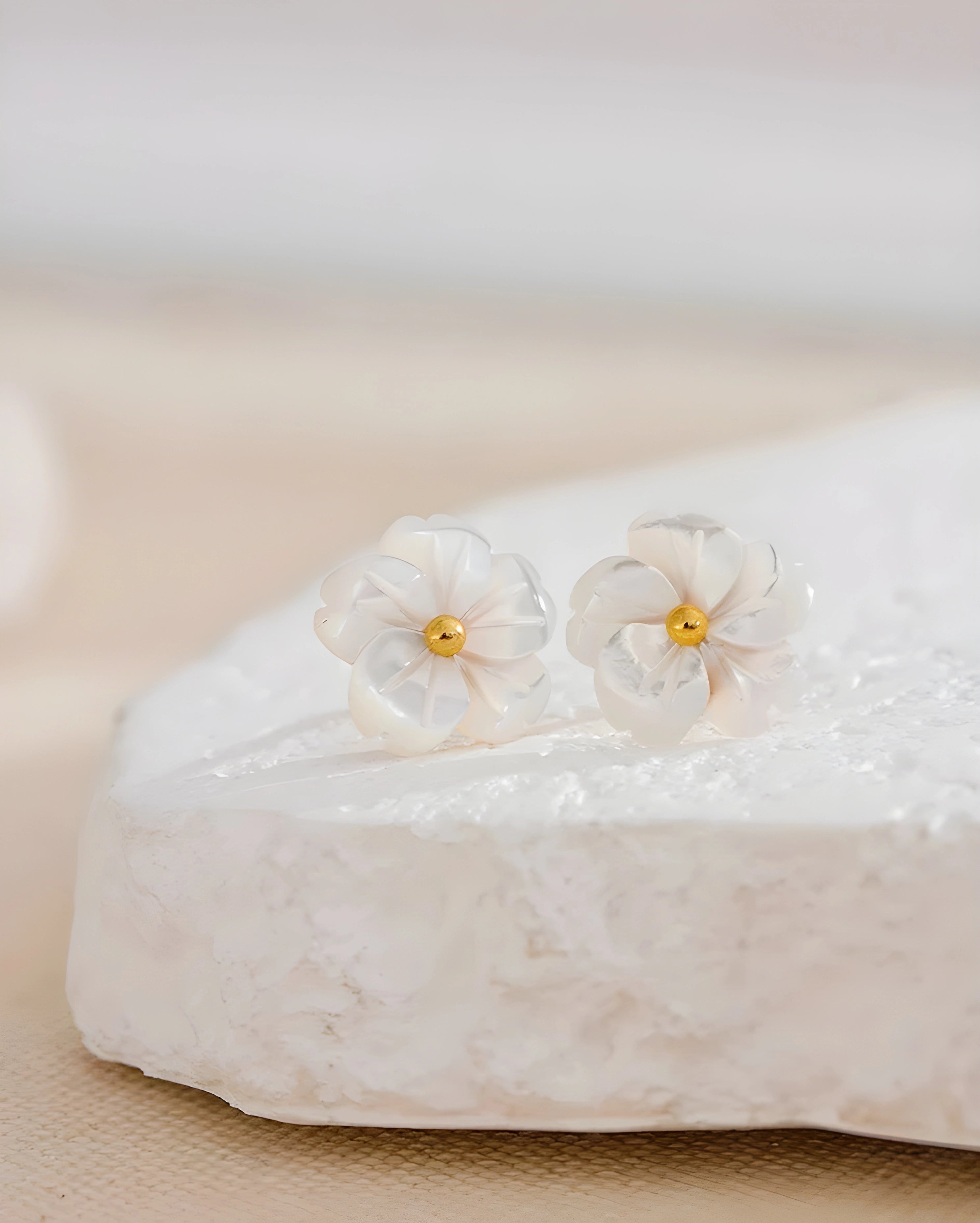 Brinco Flor Concha Natural