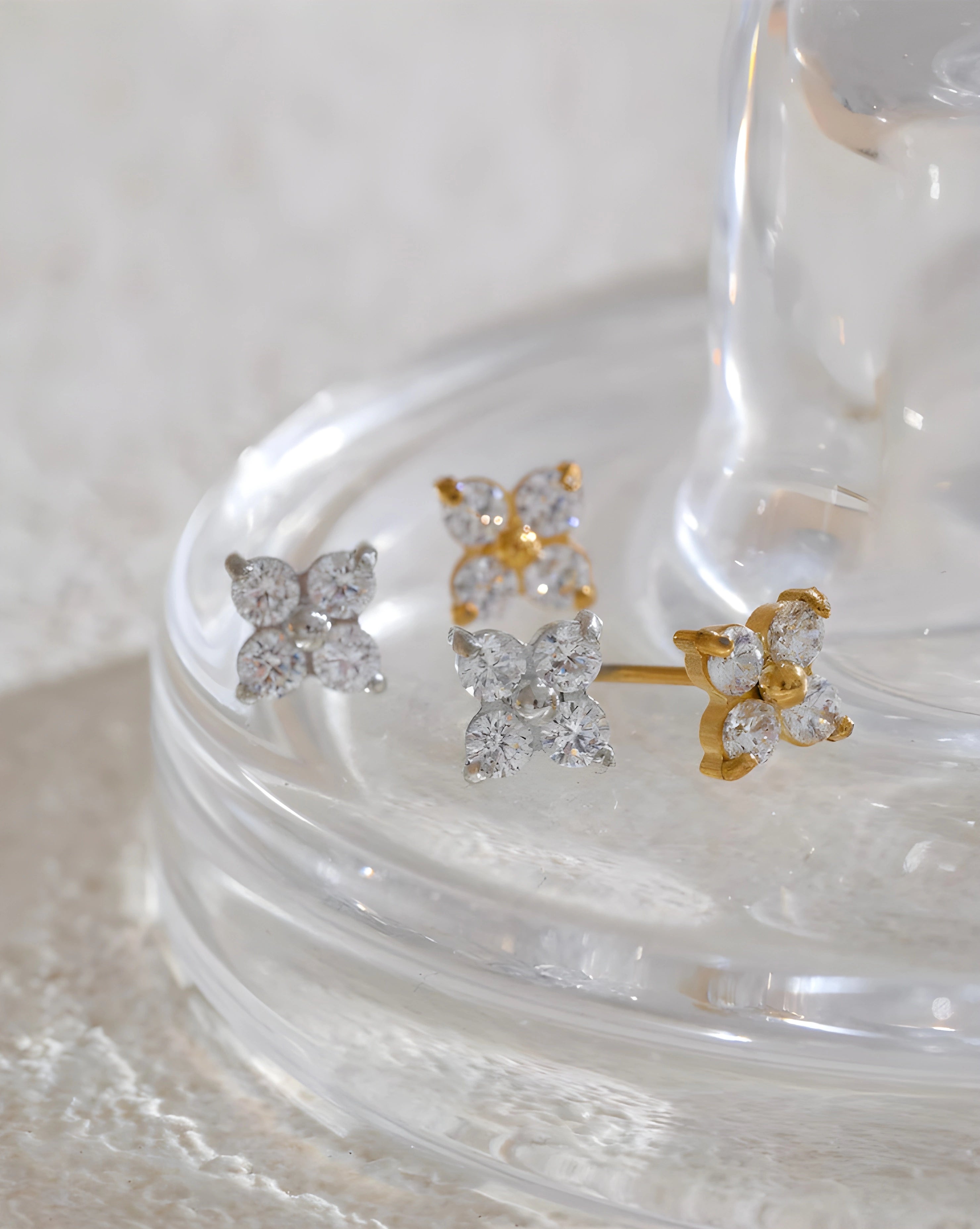 Brinco Stud Flor de Zircônia