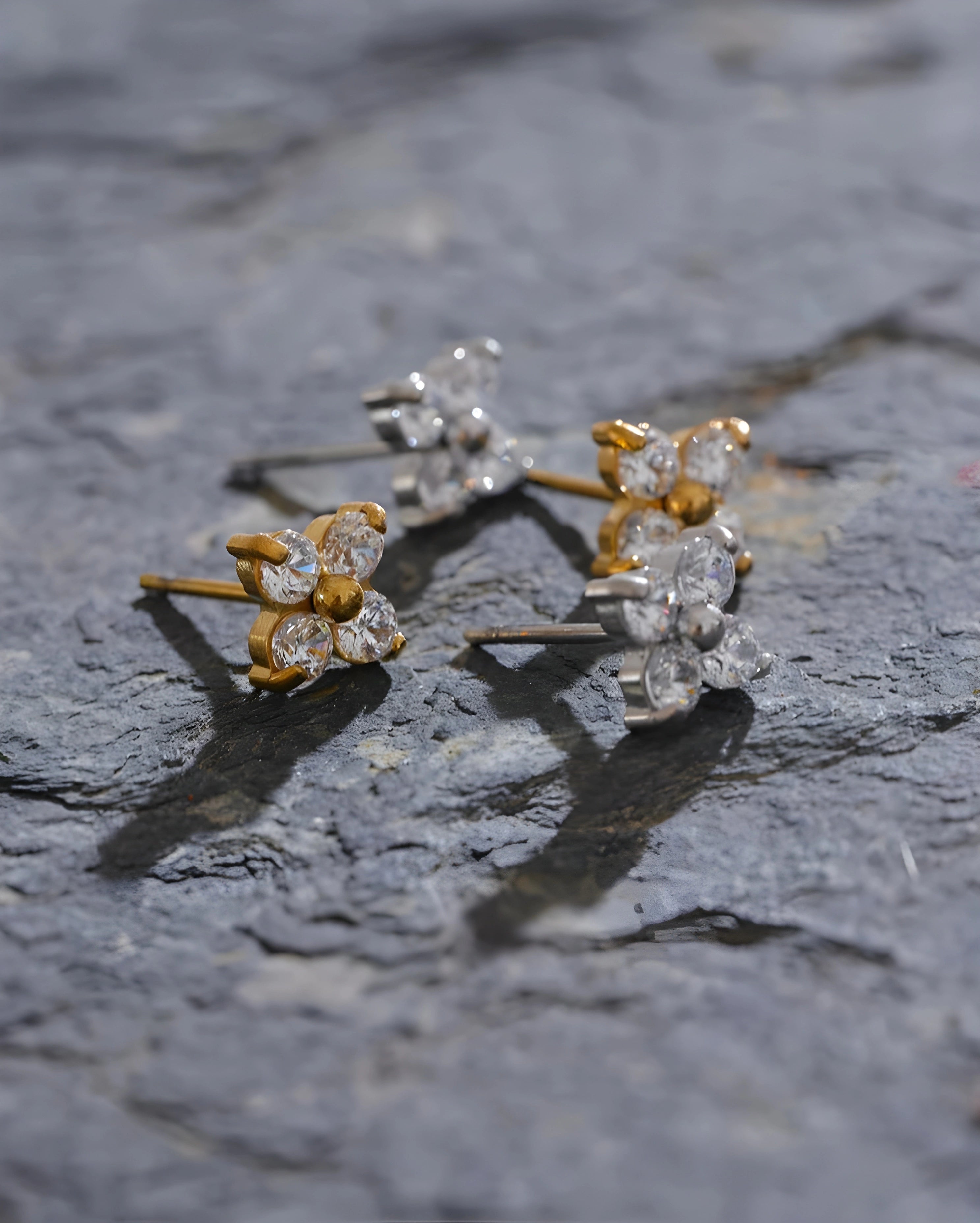 Brinco Stud Flor de Zircônia