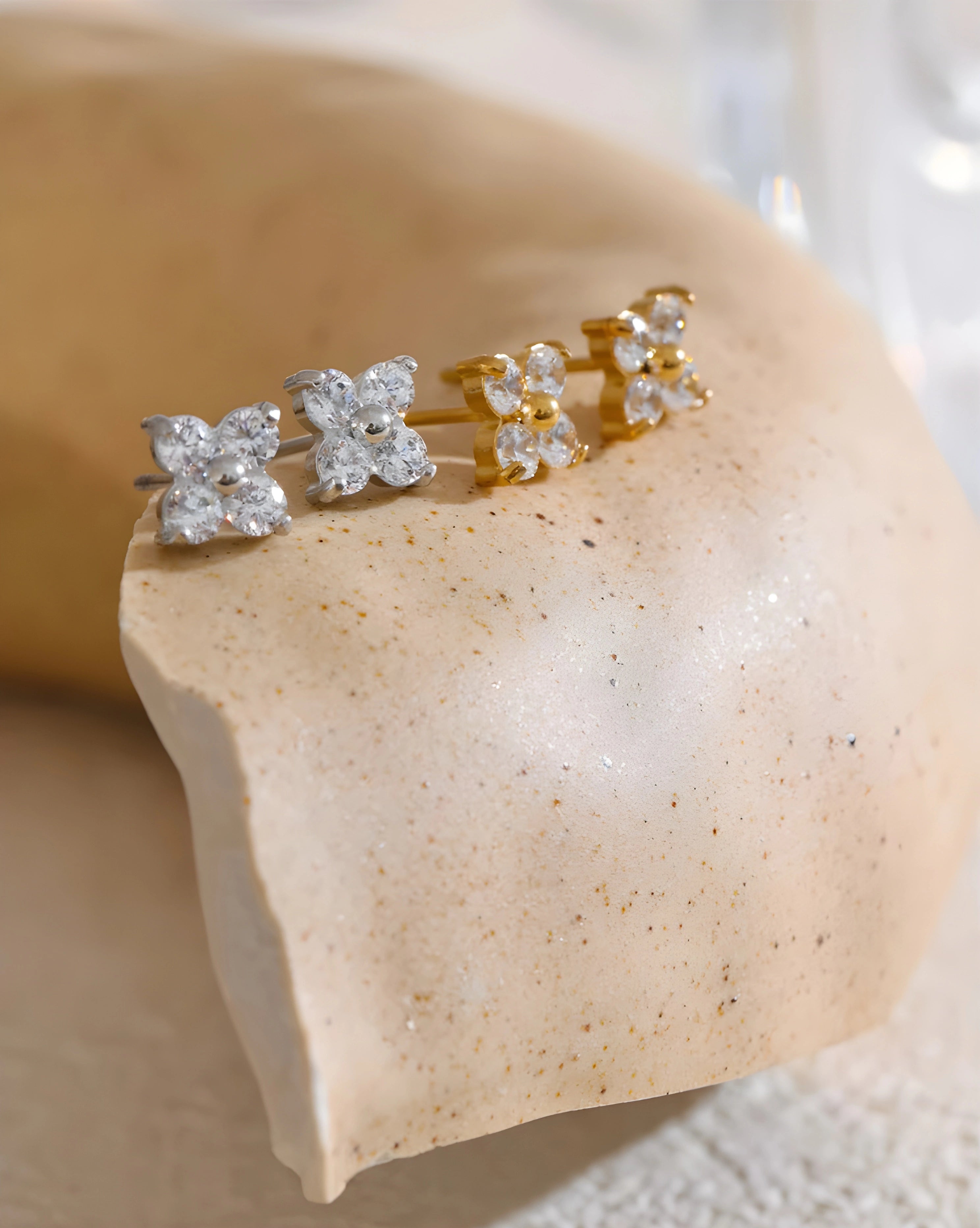 Brinco Stud Flor de Zircônia