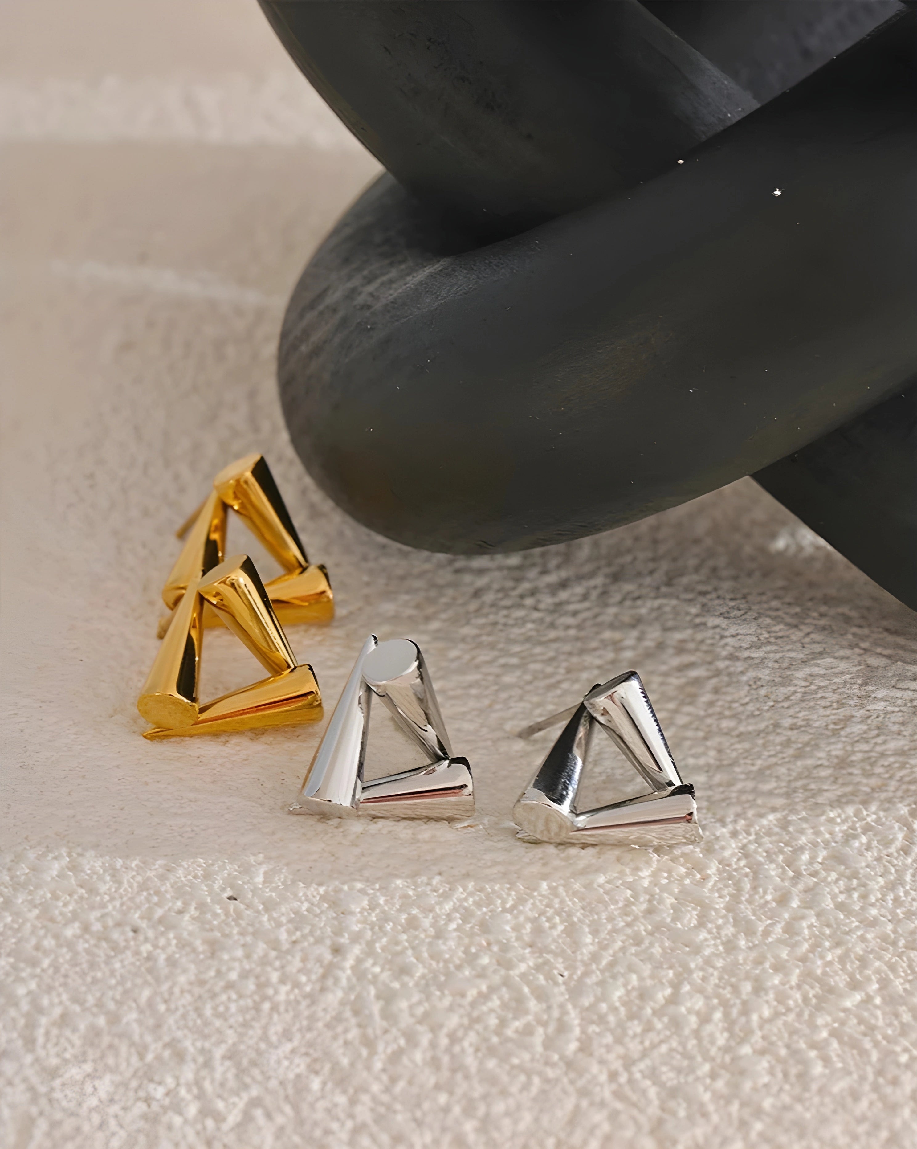 Brinco Triângulo Empilhado