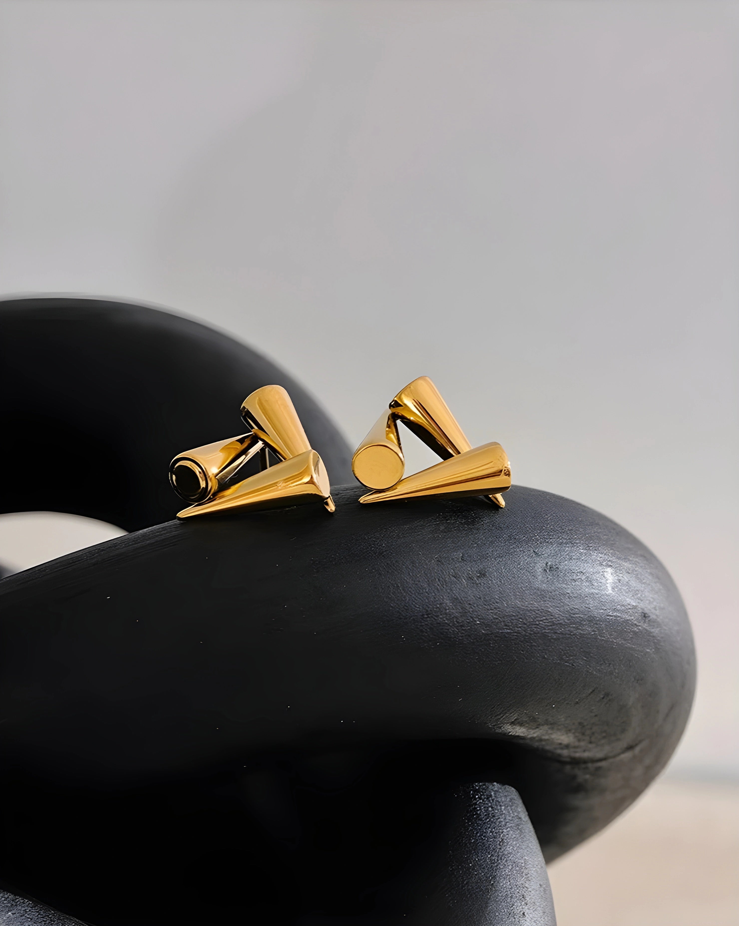 Brinco Triângulo Empilhado