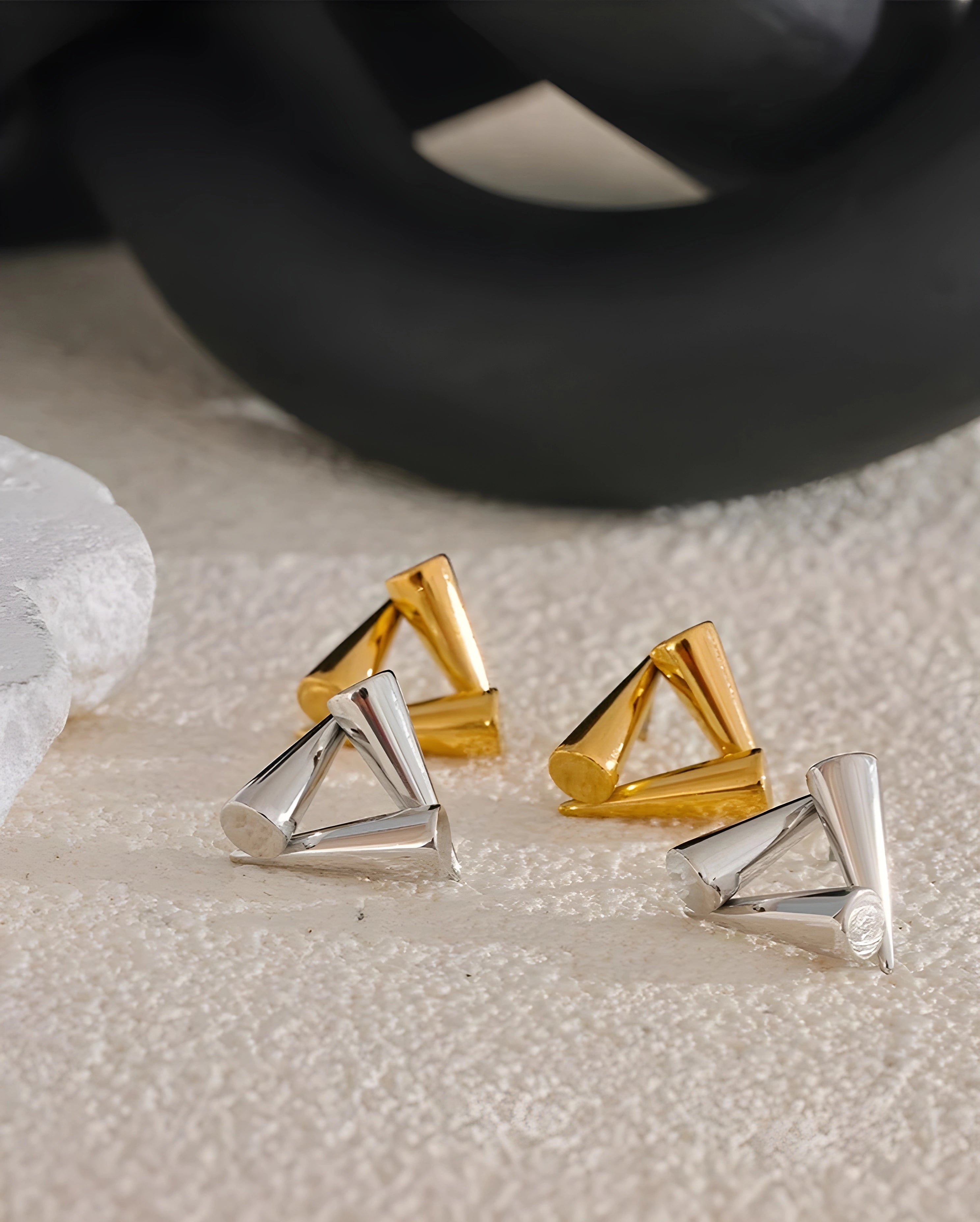 Brinco Triângulo Empilhado