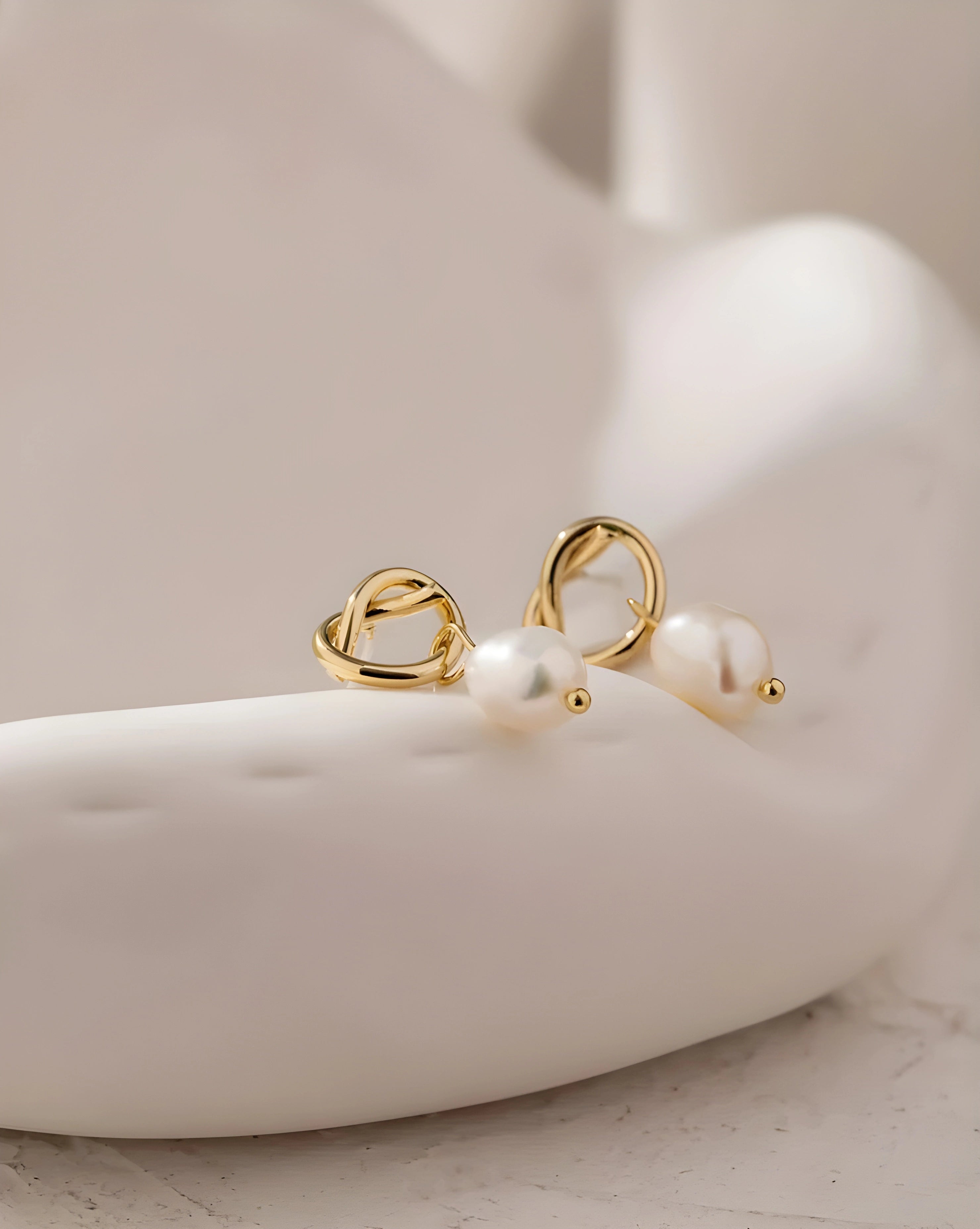 Brinco Pendente Nó Charm Pérola