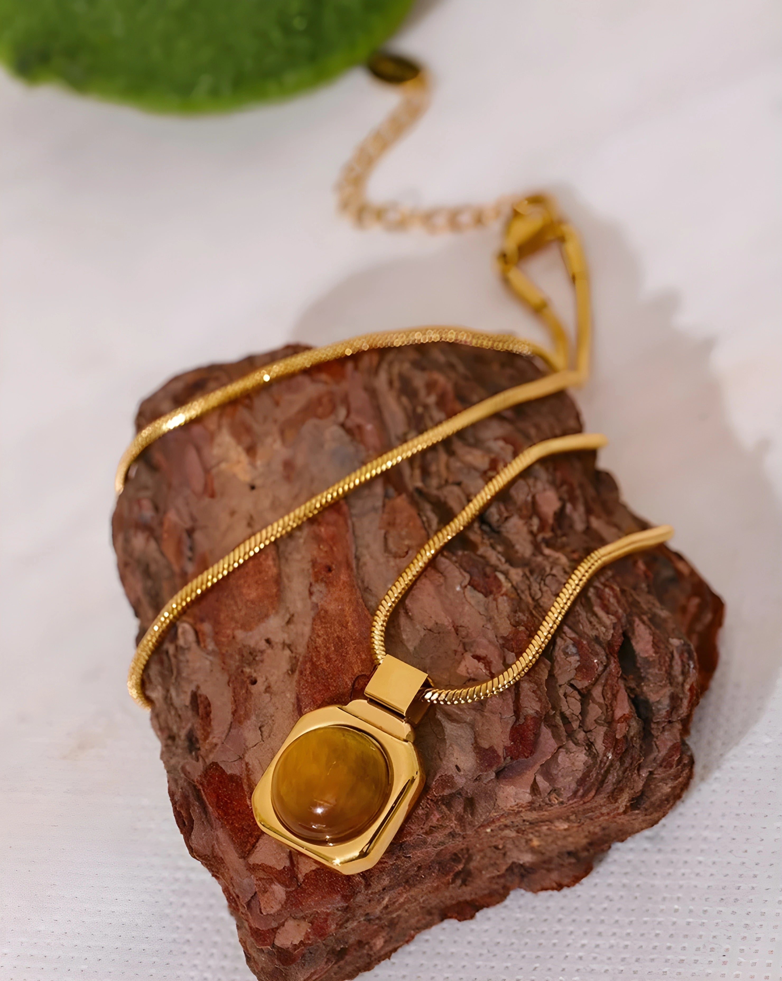 Colar Meia Esfera Olho de Tigre