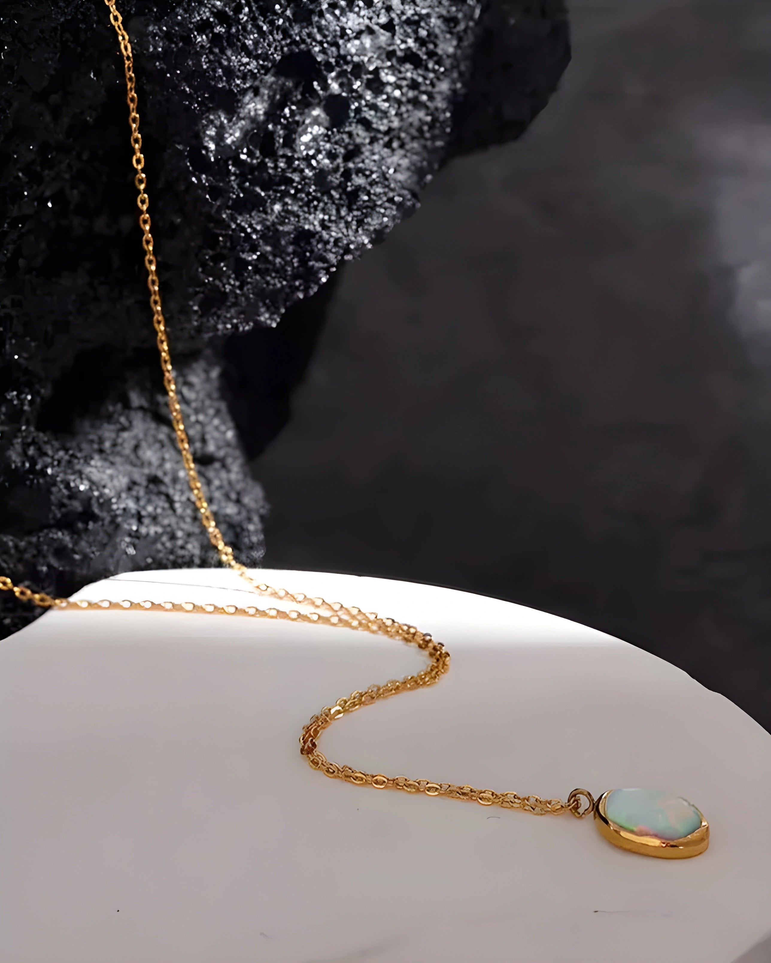 Colar Opala Minimalista